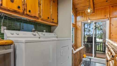 a kitchen with a white stove and a window at Scenic North Shore Stay w Games Near Snow Summit Lakeview Lodge by AvantStay in Fawnskin