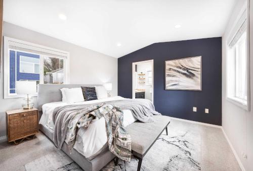 Giường trong phòng chung tại Stylish 3BR Home EV Outlet Near Light Rail