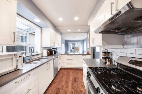 Nhà bếp/bếp nhỏ tại Stylish 3BR Home EV Outlet Near Light Rail