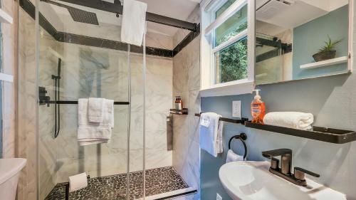 une salle de bain avec douche et lavabo dans l'établissement Grapevine Cottage by AvantStay Hobby Vineyard Firepit, à Glen Ellen