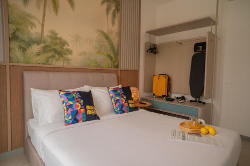 22 Macalisterz George Town By Mana-Mana في جورج تاون: غرفة نوم بها سرير أبيض كبير وحقيبة صفراء