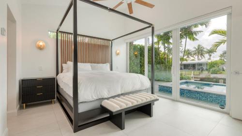 Кровать или кровати в номере Luxury Waterfront Home w Pool Hot Tub Dock Near Las Olas Gulfstream