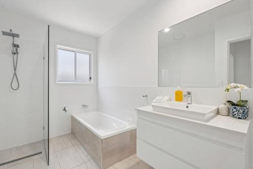 Koupelna v ubytování The Cheeky Palm - Beachy, enjoy a cheeky cocktail!