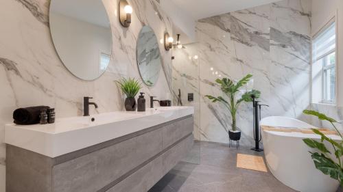 Ванная комната в Luxury Waterfront Home w Pool Hot Tub Dock Near Las Olas Gulfstream