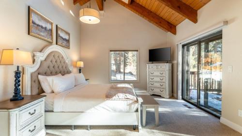 Кровать или кровати в номере Views Mins to Skiing Lake Incline Village Incline Serenity by AvantStay