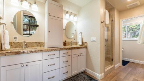 Ванная комната в Views Mins to Skiing Lake Incline Village Incline Serenity by AvantStay