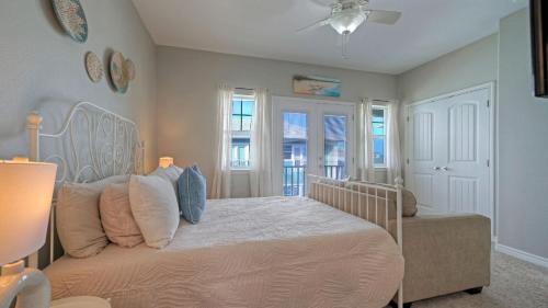 un dormitorio con una cama con sábanas y almohadas blancas en Stylish Condo w Pool Spa Access Wak to Beach Beach Breeze by AvantStay, en Port Aransas
