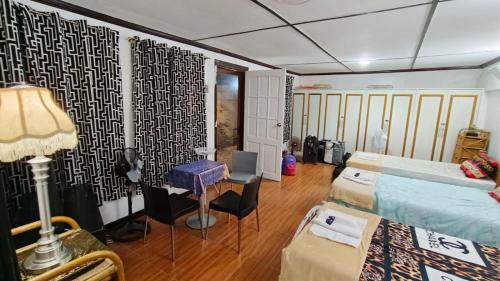 une chambre avec un lit et un bureau avec une lampe dans l'établissement Del Mar Residence, à Suizo