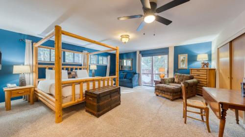 Una cama o camas en una habitación de Mountain Cabin w Fireplace Balcony Easy Ski Access Bear Americana