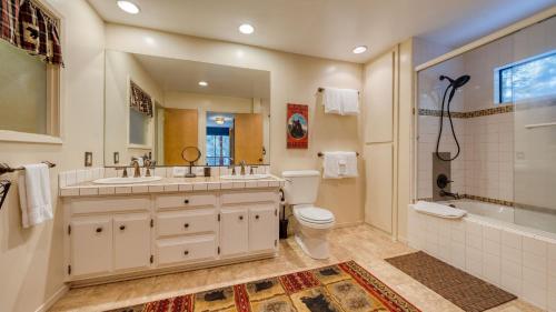 Un baño de Mountain Cabin w Fireplace Balcony Easy Ski Access Bear Americana