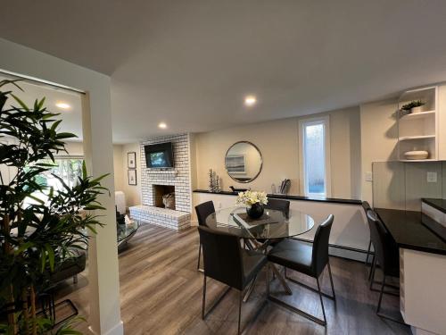 Kuchyň nebo kuchyňský kout v ubytování 2BD cozy guest suite in West Vancouver!