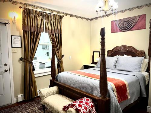 Postel nebo postele na pokoji v ubytování Barkerhouse 2# unit-heart of oldtown