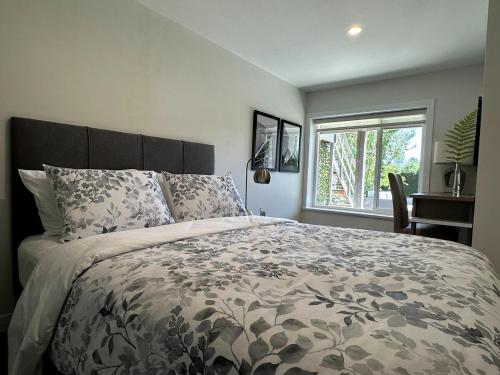 Postel nebo postele na pokoji v ubytování 2BD cozy guest suite in West Vancouver!