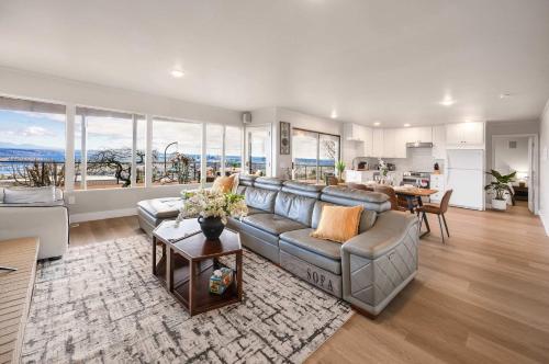 Posezení v ubytování Luxury Bellevue 2B Basement w Stunning View