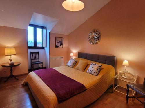 Un dormitorio con una cama grande y dos lámparas. en Gîte Le Breuil en Périgord - Charme et Confort - FR-1-653-269, en Salles-Lavalette