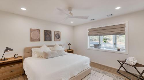 Una cama o camas en una habitación de Hot Tub Sauna Red Rock Views Near Sedona Trails Sedona Serenity Retreat by AvantStay