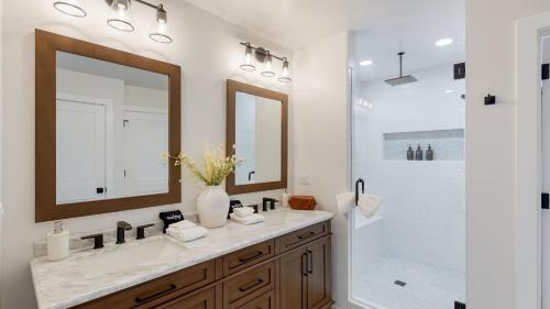 Un baño de Hot Tub Sauna Red Rock Views Near Sedona Trails Sedona Serenity Retreat by AvantStay