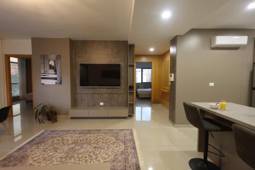 Brown 8 3BR Apt in Sioufi