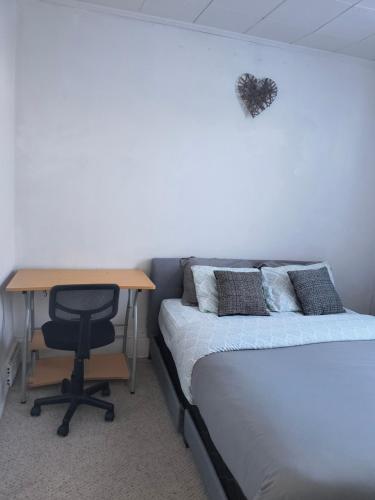 Ένα ή περισσότερα κρεβάτια σε δωμάτιο στο Cozy downtown two bedrooms free parking