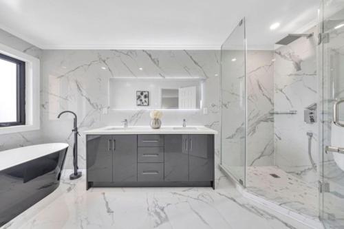 Ένα μπάνιο στο 3 bed 2 bath luxury home in Markham