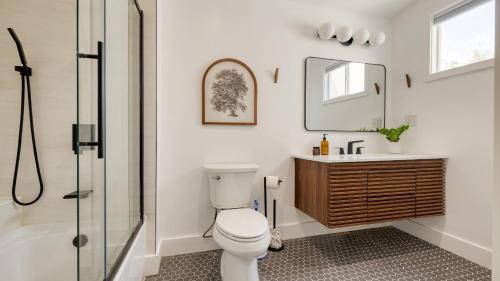 Phòng tắm tại The Cannon Cottage by AvantStay Old Mt. Pleasant Gem Near Sullivan’s Island