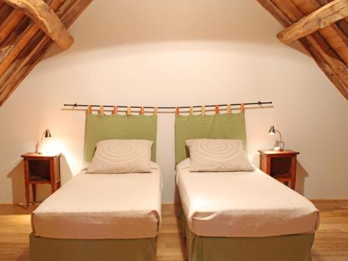 En eller flere senge i et værelse på Gîte Rustique à Neuilly-le-Réal avec Animaux Acceptés - FR-1-489-611