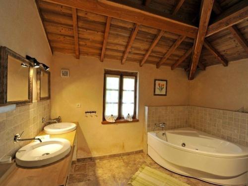 Et badeværelse på Gîte Rustique à Neuilly-le-Réal avec Animaux Acceptés - FR-1-489-611