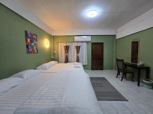 En eller flere senge i et værelse på Rat Min in Town Hostel