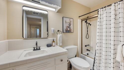 Ванная комната в Coastal Retreat with Hot Tub Ocean Views Backyard Fun Newport Oasis by AvantStay