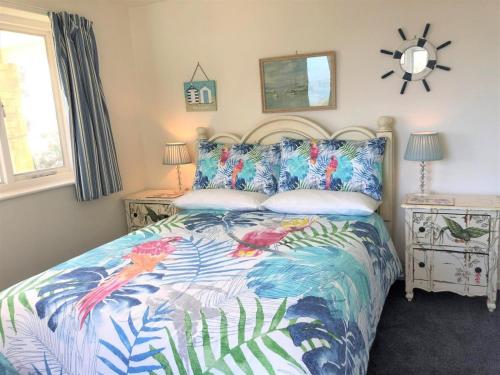 une chambre avec un lit avec une couette colorée dans l'établissement 4 Bed in Ventnor oc-ic169, à Ventnor