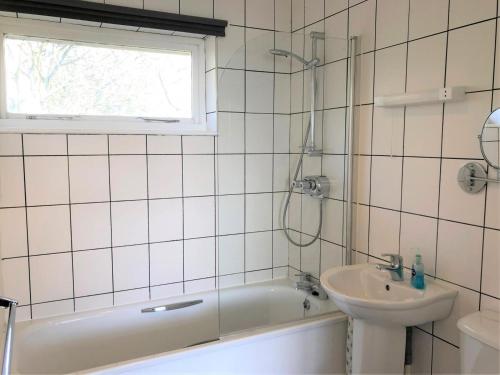 une salle de bains avec lavabo, baignoire et toilettes dans l'établissement 4 Bed in Ventnor oc-ic169, à Ventnor