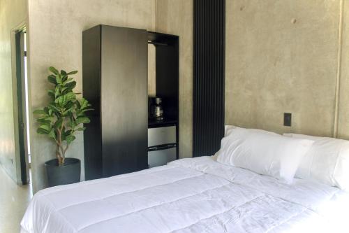 Giường trong phòng chung tại Nelblu Flamingo Suites