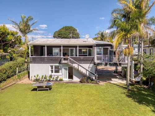 O grădină în afara Hosts on the Coast Sunset Haven