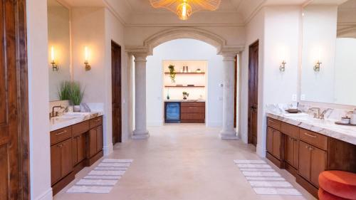 Infinity Pool Theater Pickleball 360 Views Near Lake Poway Sunset Point Estate by AvantStay في رانشو برناردو: حمام كبير مع مغسلتين وثريا