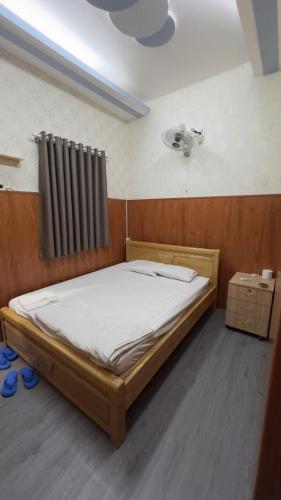 Ένα ή περισσότερα κρεβάτια σε δωμάτιο στο Nhà Nghỉ HOA ĐÀO