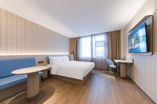 En eller flere senge i et værelse på Hanting Hotel Shanghai International Tourism Resort Chuansha Road