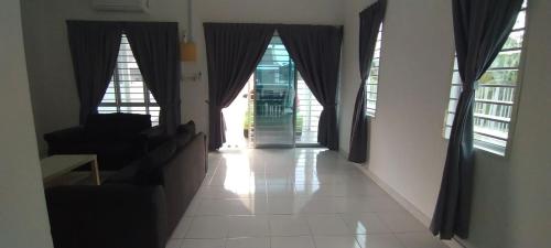 TV a/nebo společenská místnost v ubytování Homestay Muallim KLIA Dengkil Putrajaya M U S L I M