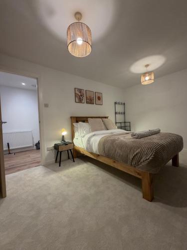 a bedroom with a large bed in a room at Luxury House, Great Location in Redditch - Contractors - Families - Groups - Relocators - Sleeps 9 in Bentley