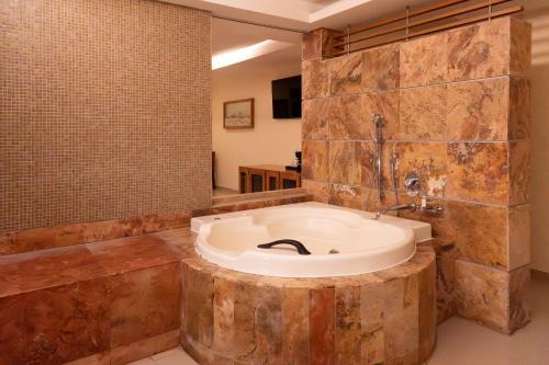 Ένα μπάνιο στο Artisan Playa Esmeralda Family Beach Hotel