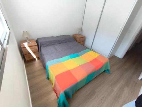 Giường trong phòng chung tại Moderno apartamento a metros de 18 de Julio