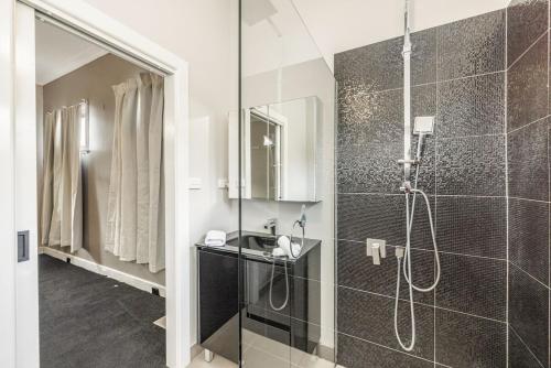 Et badeværelse på Bendigo Signature Accommodation on Ligar Street