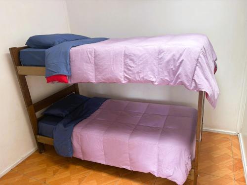 Ένα ή περισσότερα κρεβάτια σε δωμάτιο στο Cabaña La Serena con Estacionamiento privado