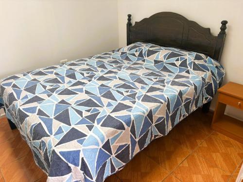 Ένα ή περισσότερα κρεβάτια σε δωμάτιο στο Cabaña La Serena con Estacionamiento privado