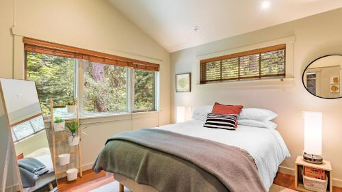 En eller flere senge i et værelse på The Cottage at Herons Roost by AvantStay