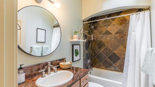 Et badeværelse på The Cottage at Herons Roost by AvantStay