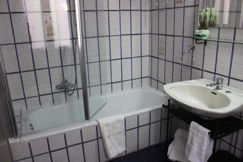 y baño con lavabo y bañera junto a un lavabo. en Villa Al Sole, en Mestre