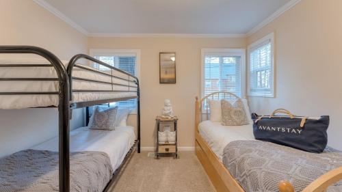 Кровать или кровати в номере Lake Star by AvantStay Hot Tub Walk to Beach