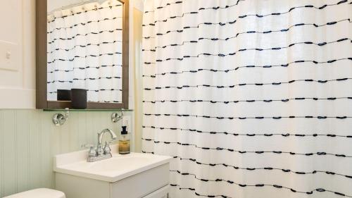 Un baño de Swan Lake Cottage by AvantStay Views Firepit