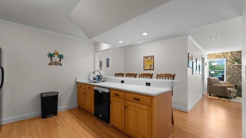 Kuchyň nebo kuchyňský kout v ubytování Kool Breeze by AvantStay Boat Ramp Hot Tub