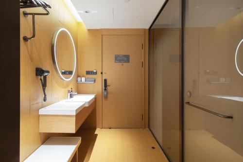 Jiangning全季酒店（南京百家湖1912店）的带两个水槽和淋浴的浴室